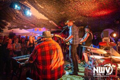 Volle bak tijdens de zaterdag editie van Festival BigPop met onder meer een optreden van Bökkers in de hoofd tent en Boogie Kearls in café 't Kleine Biggetje. - © NWVFoto.nl