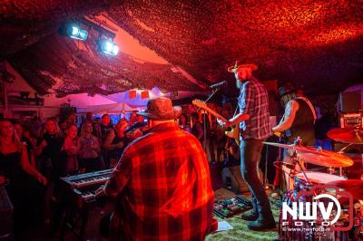 Volle bak tijdens de zaterdag editie van Festival BigPop met onder meer een optreden van Bökkers in de hoofd tent en Boogie Kearls in café 't Kleine Biggetje. - © NWVFoto.nl