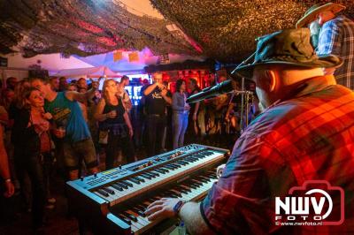 Volle bak tijdens de zaterdag editie van Festival BigPop met onder meer een optreden van Bökkers in de hoofd tent en Boogie Kearls in café 't Kleine Biggetje. - © NWVFoto.nl