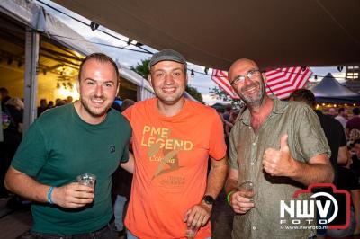 Volle bak tijdens de zaterdag editie van Festival BigPop met onder meer een optreden van Bökkers in de hoofd tent en Boogie Kearls in café 't Kleine Biggetje. - © NWVFoto.nl