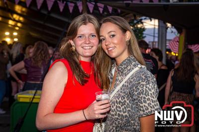 Volle bak tijdens de zaterdag editie van Festival BigPop met onder meer een optreden van Bökkers in de hoofd tent en Boogie Kearls in café 't Kleine Biggetje. - © NWVFoto.nl