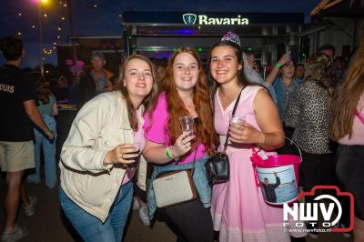 Volle bak tijdens de zaterdag editie van Festival BigPop met onder meer een optreden van Bökkers in de hoofd tent en Boogie Kearls in café 't Kleine Biggetje. - © NWVFoto.nl