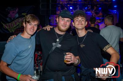 Volle bak tijdens de zaterdag editie van Festival BigPop met onder meer een optreden van Bökkers in de hoofd tent en Boogie Kearls in café 't Kleine Biggetje. - © NWVFoto.nl