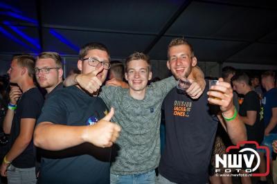Volle bak tijdens de zaterdag editie van Festival BigPop met onder meer een optreden van Bökkers in de hoofd tent en Boogie Kearls in café 't Kleine Biggetje. - © NWVFoto.nl