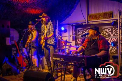 Volle bak tijdens de zaterdag editie van Festival BigPop met onder meer een optreden van Bökkers in de hoofd tent en Boogie Kearls in café 't Kleine Biggetje. - © NWVFoto.nl