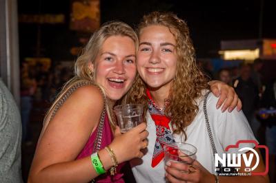 Volle bak tijdens de zaterdag editie van Festival BigPop met onder meer een optreden van Bökkers in de hoofd tent en Boogie Kearls in café 't Kleine Biggetje. - © NWVFoto.nl