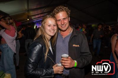 Volle bak tijdens de zaterdag editie van Festival BigPop met onder meer een optreden van Bökkers in de hoofd tent en Boogie Kearls in café 't Kleine Biggetje. - © NWVFoto.nl