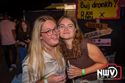 Volle bak tijdens de zaterdag editie van Festival BigPop met onder meer een optreden van Bökkers in de hoofd tent en Boogie Kearls in café 't Kleine Biggetje. - © NWVFoto.nl
