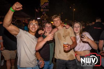 Volle bak tijdens de zaterdag editie van Festival BigPop met onder meer een optreden van Bökkers in de hoofd tent en Boogie Kearls in café 't Kleine Biggetje. - © NWVFoto.nl