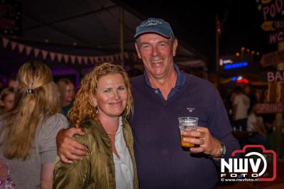 Volle bak tijdens de zaterdag editie van Festival BigPop met onder meer een optreden van Bökkers in de hoofd tent en Boogie Kearls in café 't Kleine Biggetje. - © NWVFoto.nl