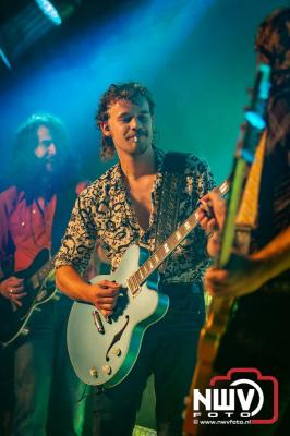 Volle bak tijdens de zaterdag editie van Festival BigPop met onder meer een optreden van Bökkers in de hoofd tent en Boogie Kearls in café 't Kleine Biggetje. - © NWVFoto.nl