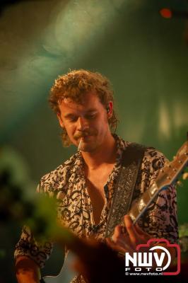 Volle bak tijdens de zaterdag editie van Festival BigPop met onder meer een optreden van Bökkers in de hoofd tent en Boogie Kearls in café 't Kleine Biggetje. - © NWVFoto.nl