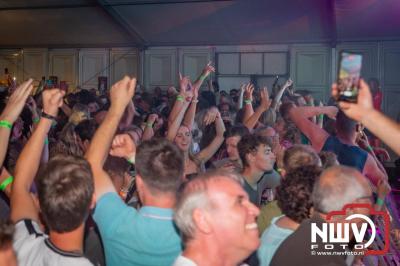 Volle bak tijdens de zaterdag editie van Festival BigPop met onder meer een optreden van Bökkers in de hoofd tent en Boogie Kearls in café 't Kleine Biggetje. - © NWVFoto.nl