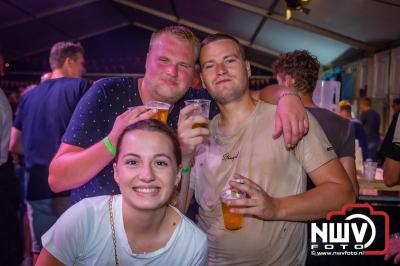 Volle bak tijdens de zaterdag editie van Festival BigPop met onder meer een optreden van Bökkers in de hoofd tent en Boogie Kearls in café 't Kleine Biggetje. - © NWVFoto.nl