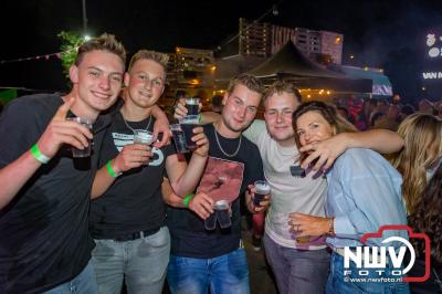 Volle bak tijdens de zaterdag editie van Festival BigPop met onder meer een optreden van Bökkers in de hoofd tent en Boogie Kearls in café 't Kleine Biggetje. - © NWVFoto.nl