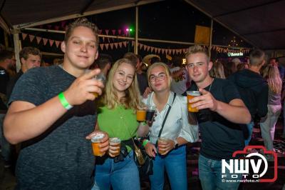 Volle bak tijdens de zaterdag editie van Festival BigPop met onder meer een optreden van Bökkers in de hoofd tent en Boogie Kearls in café 't Kleine Biggetje. - © NWVFoto.nl