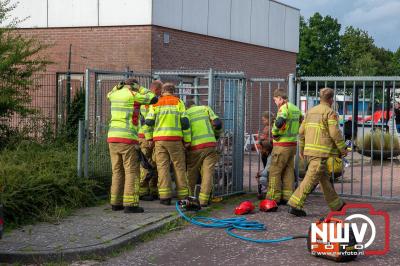 Kind Zit Vast met Hoofdje in Draaipoort Zwembad ’t Harde: Brandweer Komt in Actie. - © NWVFoto.nl