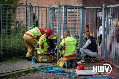 Kind Zit Vast met Hoofdje in Draaipoort Zwembad ’t Harde: Brandweer Komt in Actie. - © NWVFoto.nl