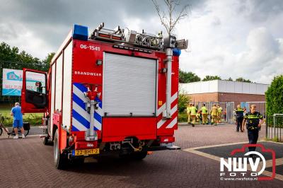 Kind Zit Vast met Hoofdje in Draaipoort Zwembad ’t Harde: Brandweer Komt in Actie. - © NWVFoto.nl
