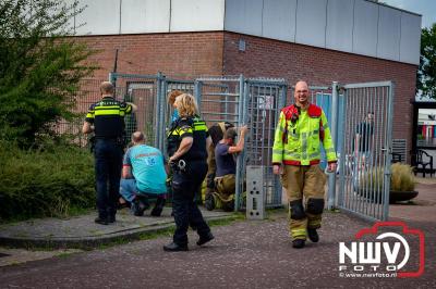 Kind Zit Vast met Hoofdje in Draaipoort Zwembad ’t Harde: Brandweer Komt in Actie. - © NWVFoto.nl