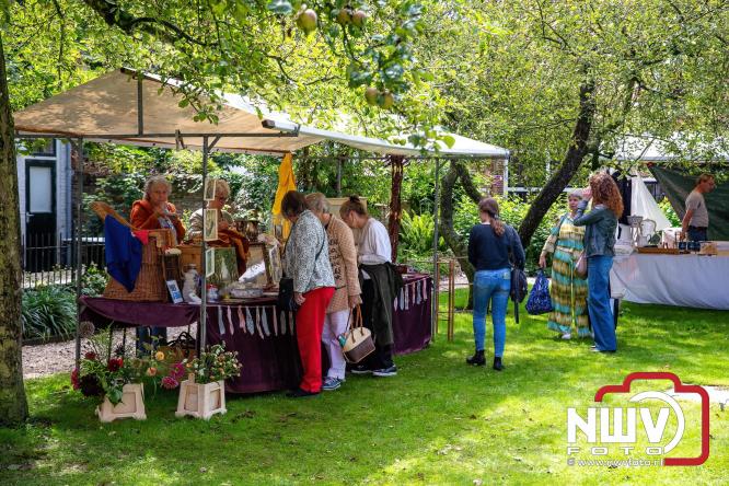 Na regen volop sfeer en zonneschijn op de Brocantemarkt in Elburg. - © NWVFoto.nl