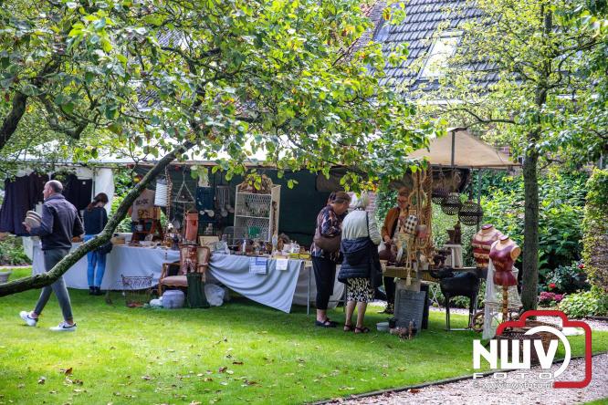 Na regen volop sfeer en zonneschijn op de Brocantemarkt in Elburg. - © NWVFoto.nl
