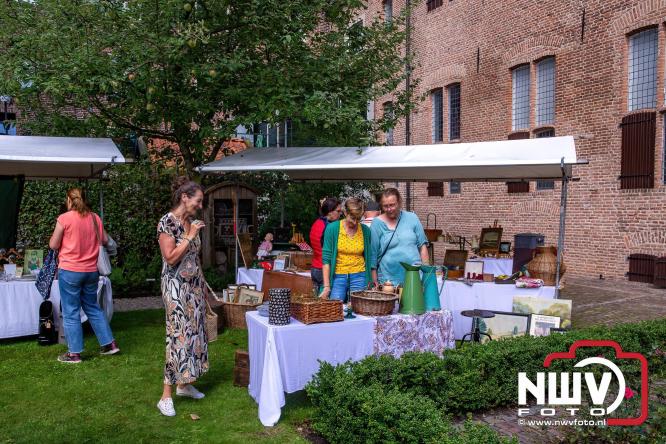 Na regen volop sfeer en zonneschijn op de Brocantemarkt in Elburg. - © NWVFoto.nl
