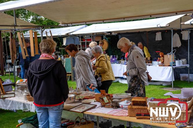 Na regen volop sfeer en zonneschijn op de Brocantemarkt in Elburg. - © NWVFoto.nl