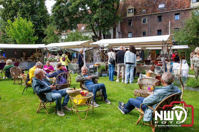 Na regen volop sfeer en zonneschijn op de Brocantemarkt in Elburg. - © NWVFoto.nl
