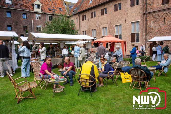 Na regen volop sfeer en zonneschijn op de Brocantemarkt in Elburg. - © NWVFoto.nl