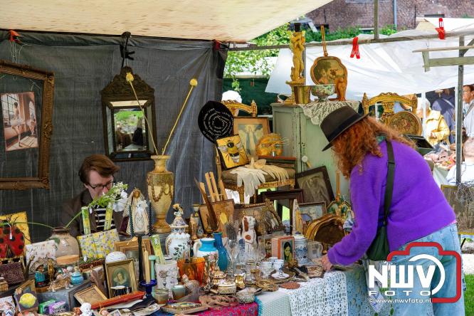 Na regen volop sfeer en zonneschijn op de Brocantemarkt in Elburg. - © NWVFoto.nl
