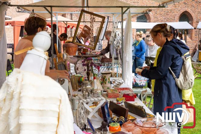 Na regen volop sfeer en zonneschijn op de Brocantemarkt in Elburg. - © NWVFoto.nl