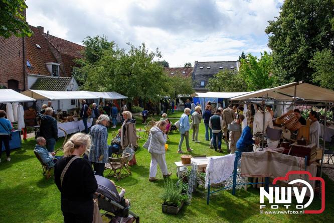 Na regen volop sfeer en zonneschijn op de Brocantemarkt in Elburg. - © NWVFoto.nl