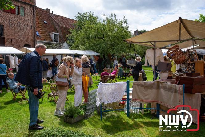 Na regen volop sfeer en zonneschijn op de Brocantemarkt in Elburg. - © NWVFoto.nl