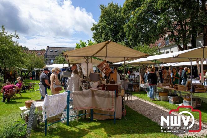 Na regen volop sfeer en zonneschijn op de Brocantemarkt in Elburg. - © NWVFoto.nl