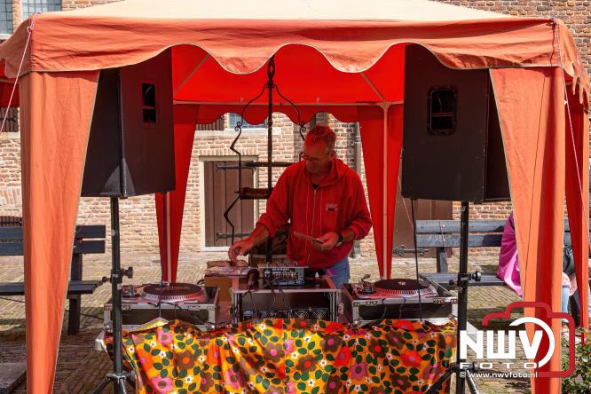 Na regen volop sfeer en zonneschijn op de Brocantemarkt in Elburg. - © NWVFoto.nl