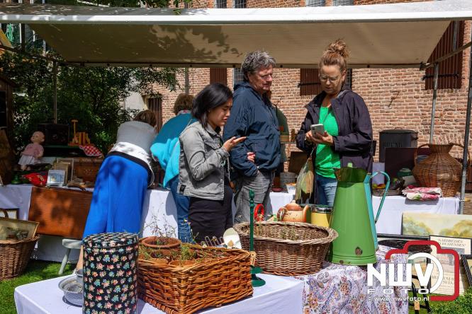 Na regen volop sfeer en zonneschijn op de Brocantemarkt in Elburg. - © NWVFoto.nl