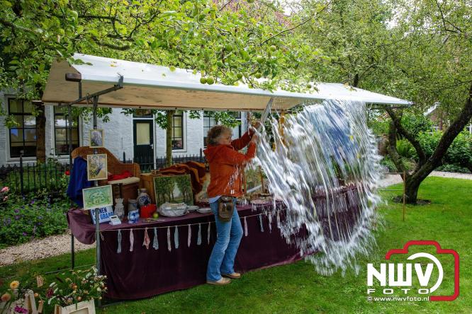 Na regen volop sfeer en zonneschijn op de Brocantemarkt in Elburg. - © NWVFoto.nl