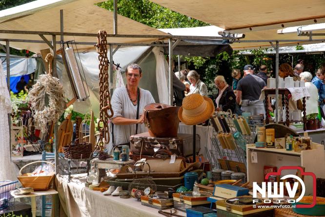 Na regen volop sfeer en zonneschijn op de Brocantemarkt in Elburg. - © NWVFoto.nl