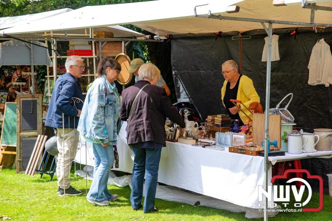 Na regen volop sfeer en zonneschijn op de Brocantemarkt in Elburg. - © NWVFoto.nl