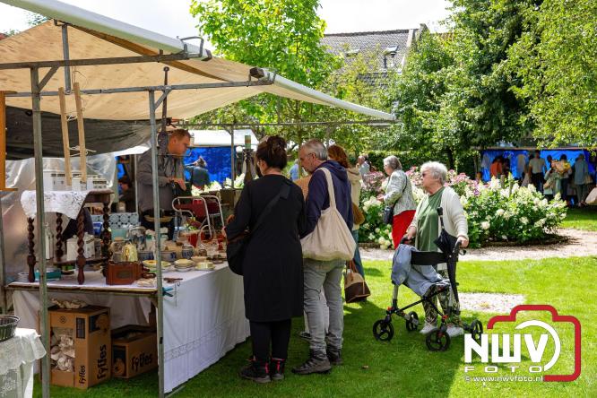 Na regen volop sfeer en zonneschijn op de Brocantemarkt in Elburg. - © NWVFoto.nl