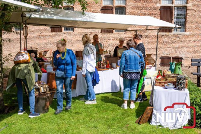 Na regen volop sfeer en zonneschijn op de Brocantemarkt in Elburg. - © NWVFoto.nl