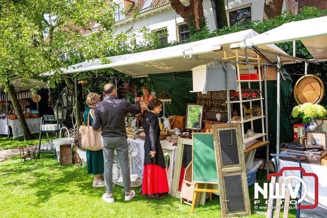Na regen volop sfeer en zonneschijn op de Brocantemarkt in Elburg. - © NWVFoto.nl