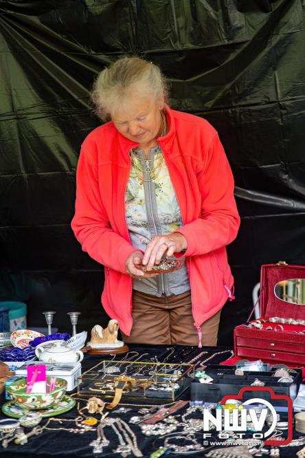Na regen volop sfeer en zonneschijn op de Brocantemarkt in Elburg. - © NWVFoto.nl