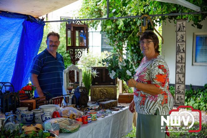 Na regen volop sfeer en zonneschijn op de Brocantemarkt in Elburg. - © NWVFoto.nl