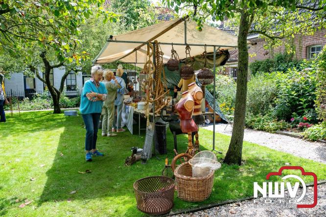 Na regen volop sfeer en zonneschijn op de Brocantemarkt in Elburg. - © NWVFoto.nl