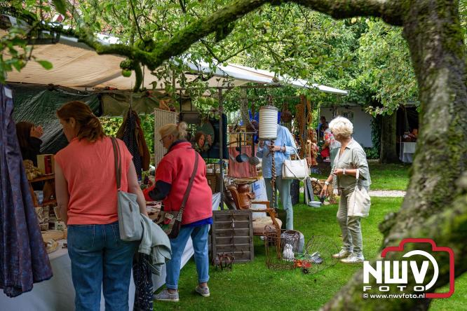 Na regen volop sfeer en zonneschijn op de Brocantemarkt in Elburg. - © NWVFoto.nl