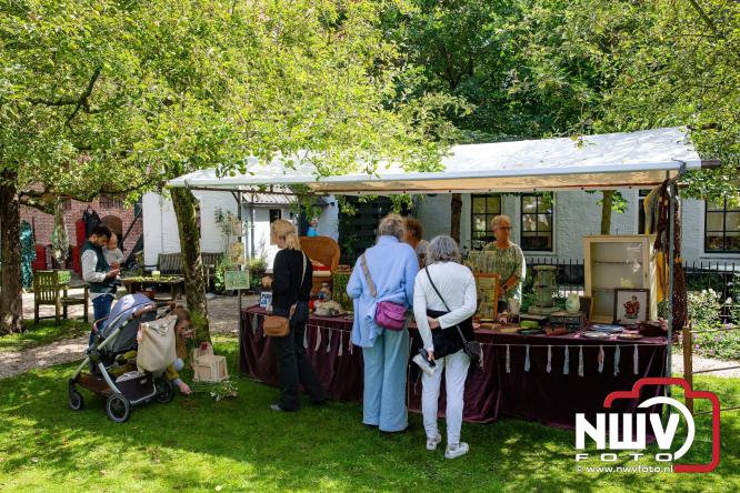 Na regen volop sfeer en zonneschijn op de Brocantemarkt in Elburg. - © NWVFoto.nl