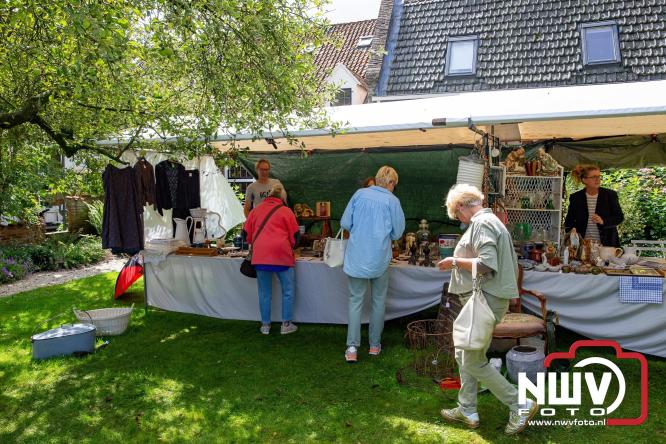 Na regen volop sfeer en zonneschijn op de Brocantemarkt in Elburg. - © NWVFoto.nl