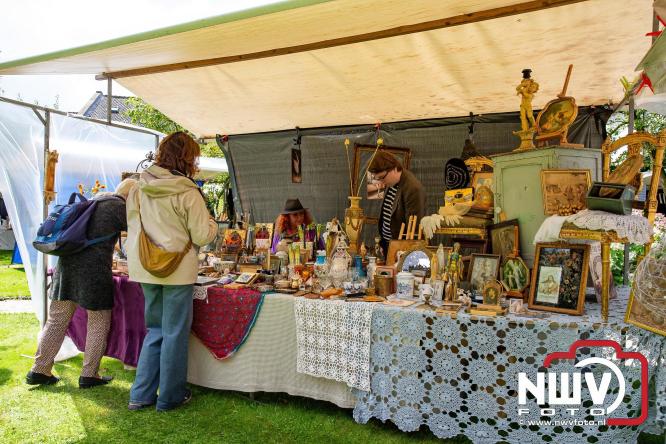Na regen volop sfeer en zonneschijn op de Brocantemarkt in Elburg. - © NWVFoto.nl